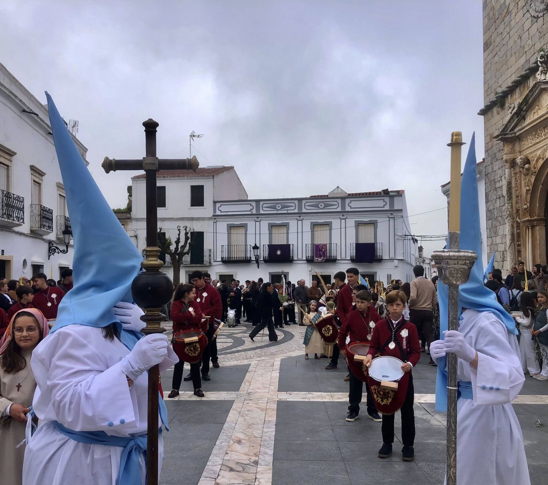 Decenas de niños vestidos de hebreos asistieron a la procesión de La Burriquita