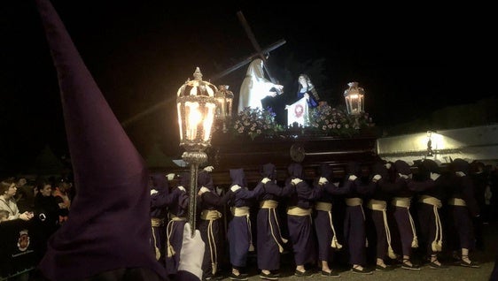 Jesús Nazareno sorprendió el lunes Santo con su traje beige en lugar de la tradicional túnica morada