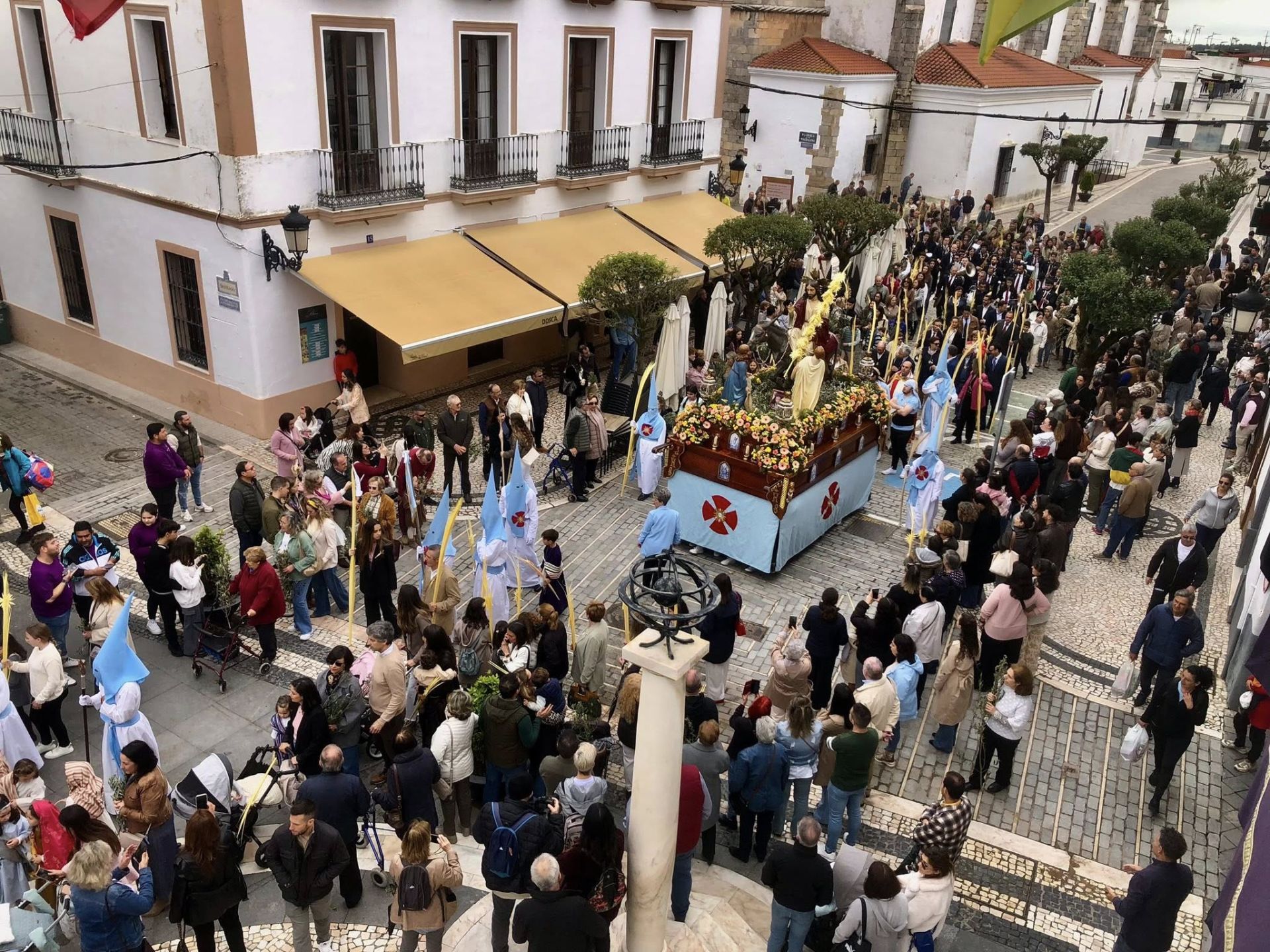 Decenas de niños vestidos de hebreos asistieron a la procesión de La Burriquita