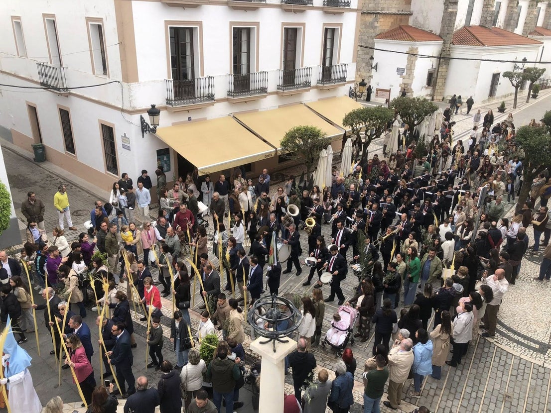 Decenas de niños vestidos de hebreos asistieron a la procesión de La Burriquita