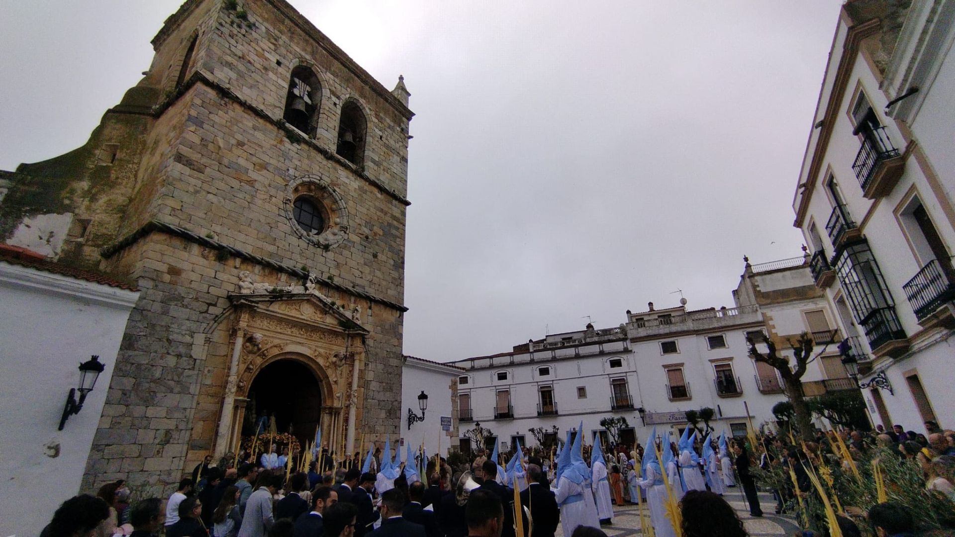 Decenas de niños vestidos de hebreos asistieron a la procesión de La Burriquita