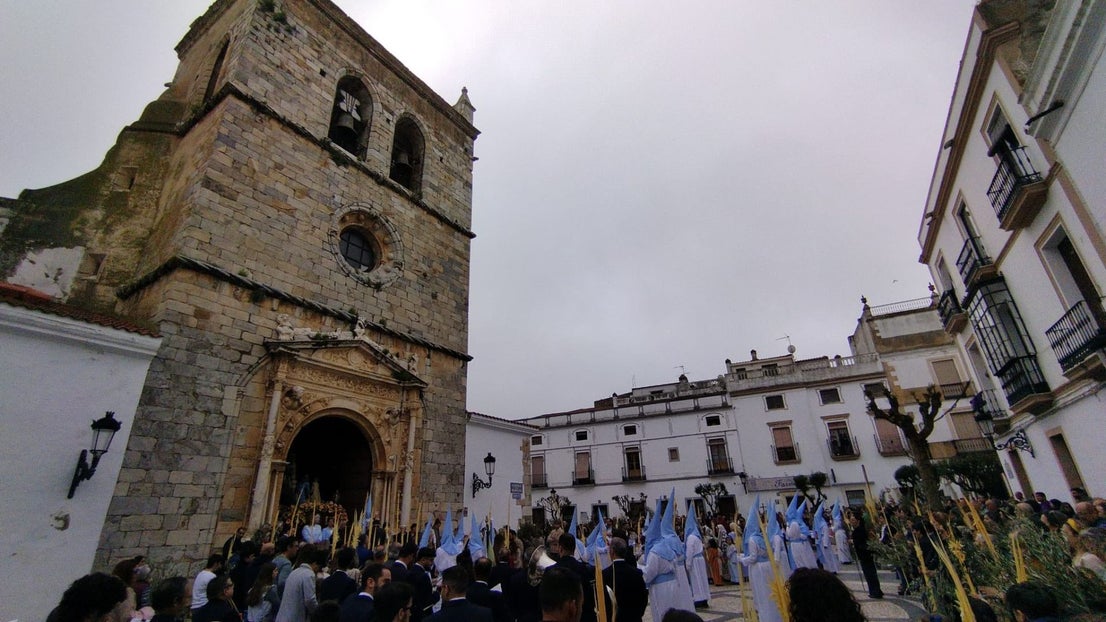 Decenas de niños vestidos de hebreos asistieron a la procesión de La Burriquita