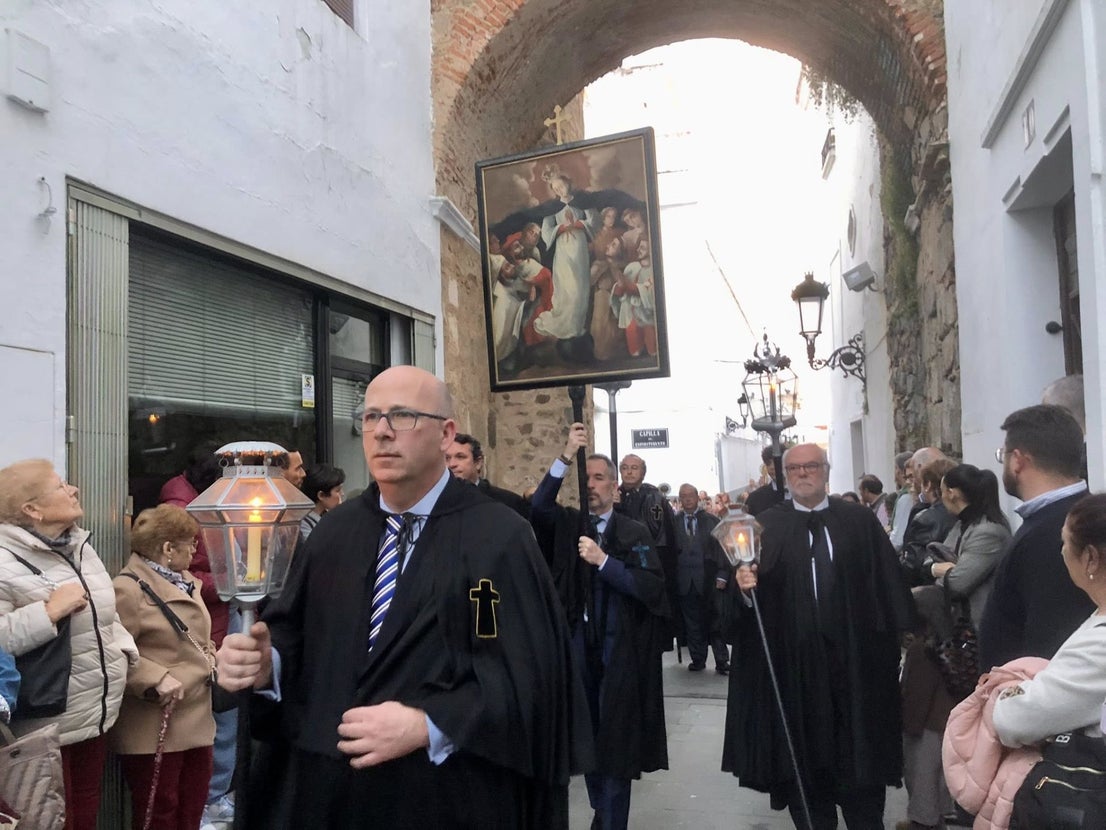 La procesión de las Banderas, única en España, volvió a recorrer Olivenza