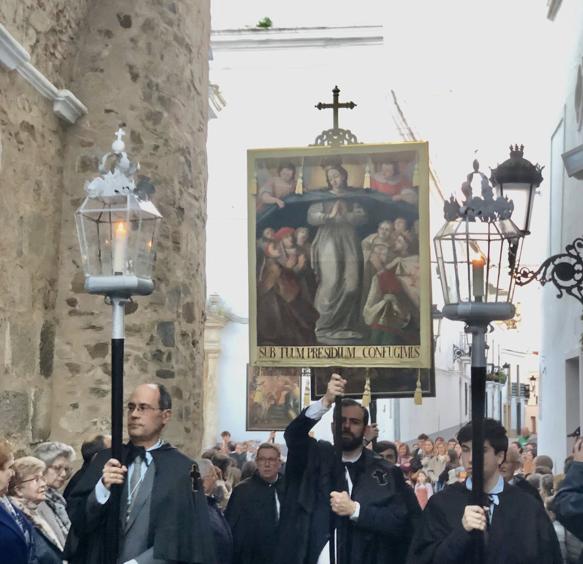 La procesión de las Banderas, única en España, volvió a recorrer Olivenza
