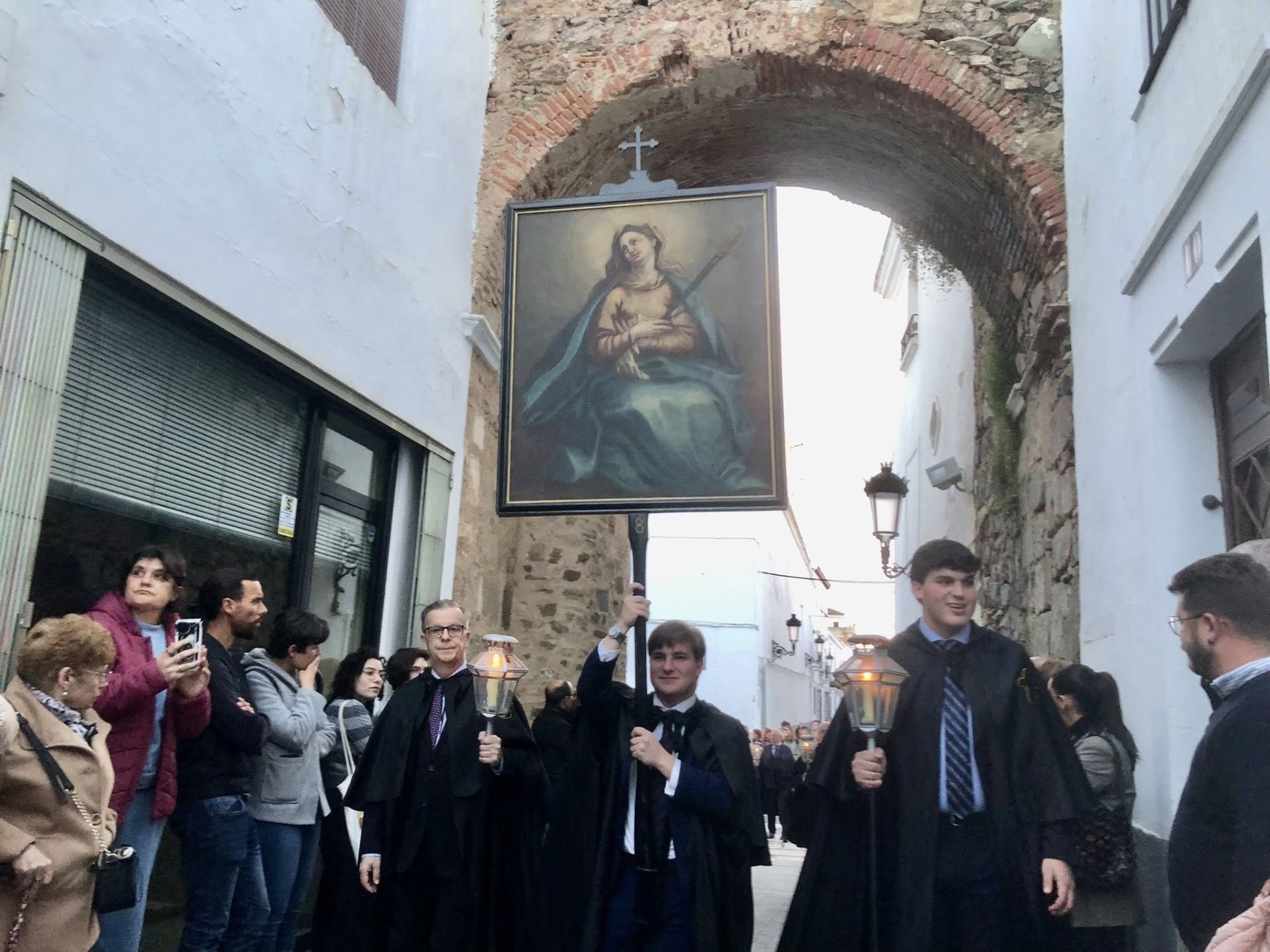 La procesión de las Banderas, única en España, volvió a recorrer Olivenza