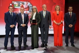 Gallardo y González junto a los premiados.