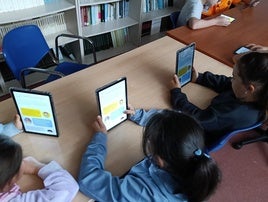 los pequeños aprenden habilidades en competencias tecnológicas.