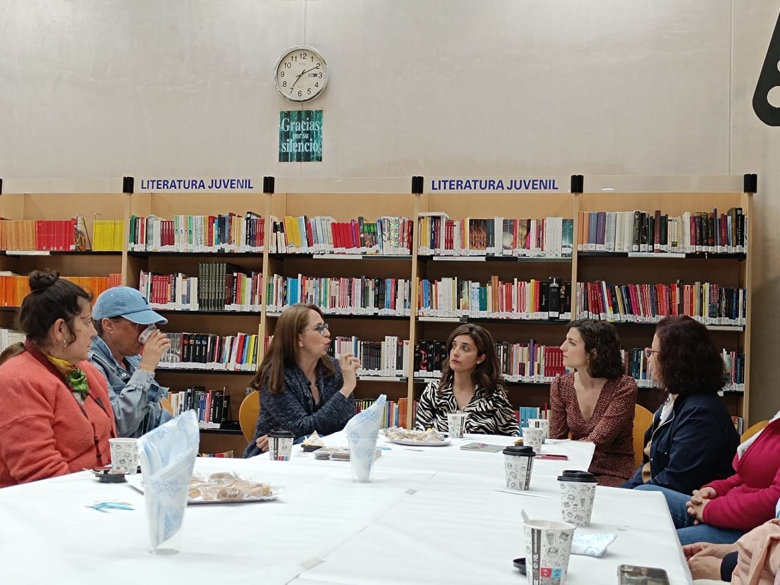 La presentación de 'La hija de la novicia' de la oliventina Elena Álvarez cerró la Semana del Libro