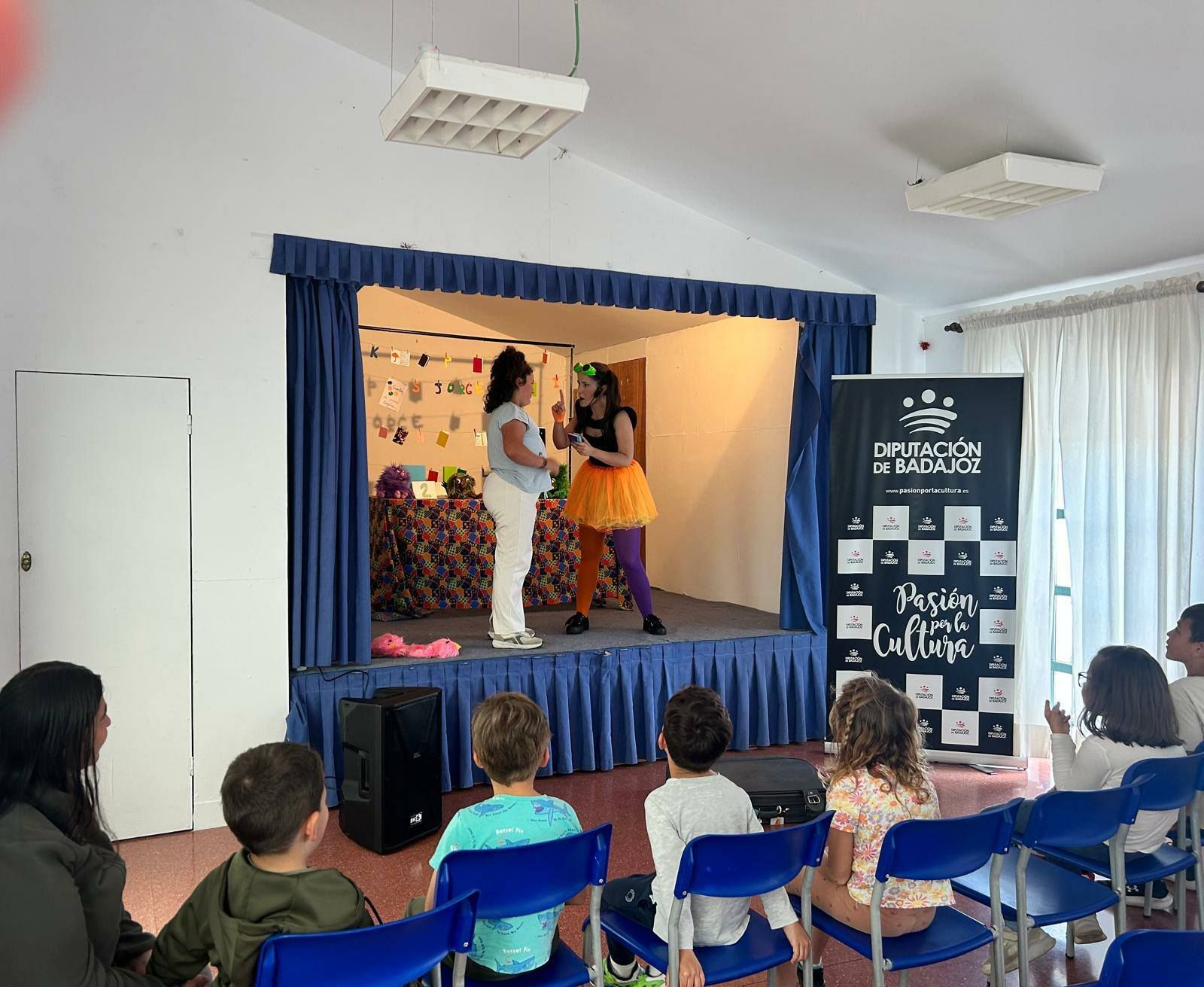 La presentación de &#039;La hija de la novicia&#039; de la oliventina Elena Álvarez cerró la Semana del Libro