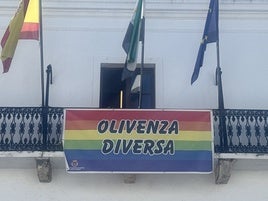 La pancarta se colgó en el balcón principal.