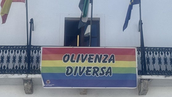 Olivenza lució una pancarta por la igualdad en el Día Internacional contra la LGTBIfobia