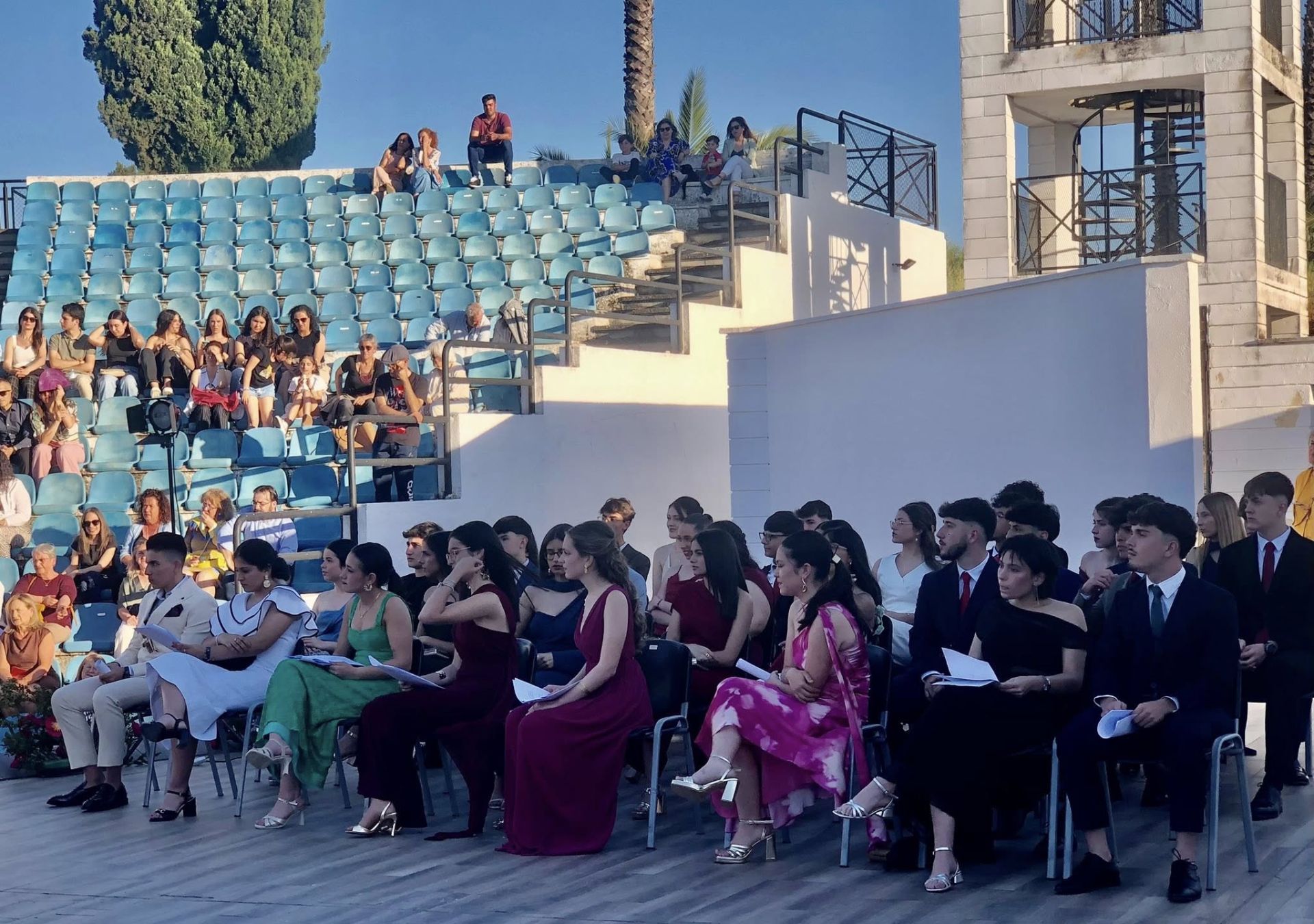 El alumnado del IES Puente Ajuda celebra su graduación de Bachillerato