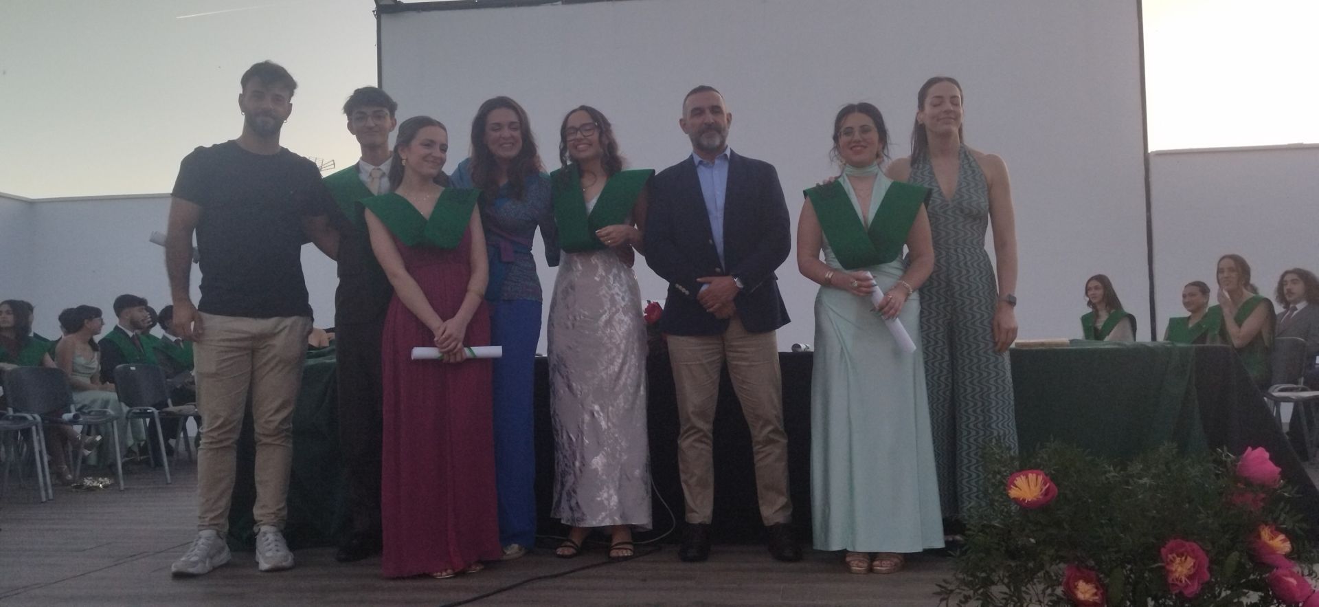El alumnado del IES Puente Ajuda celebra su graduación de Bachillerato