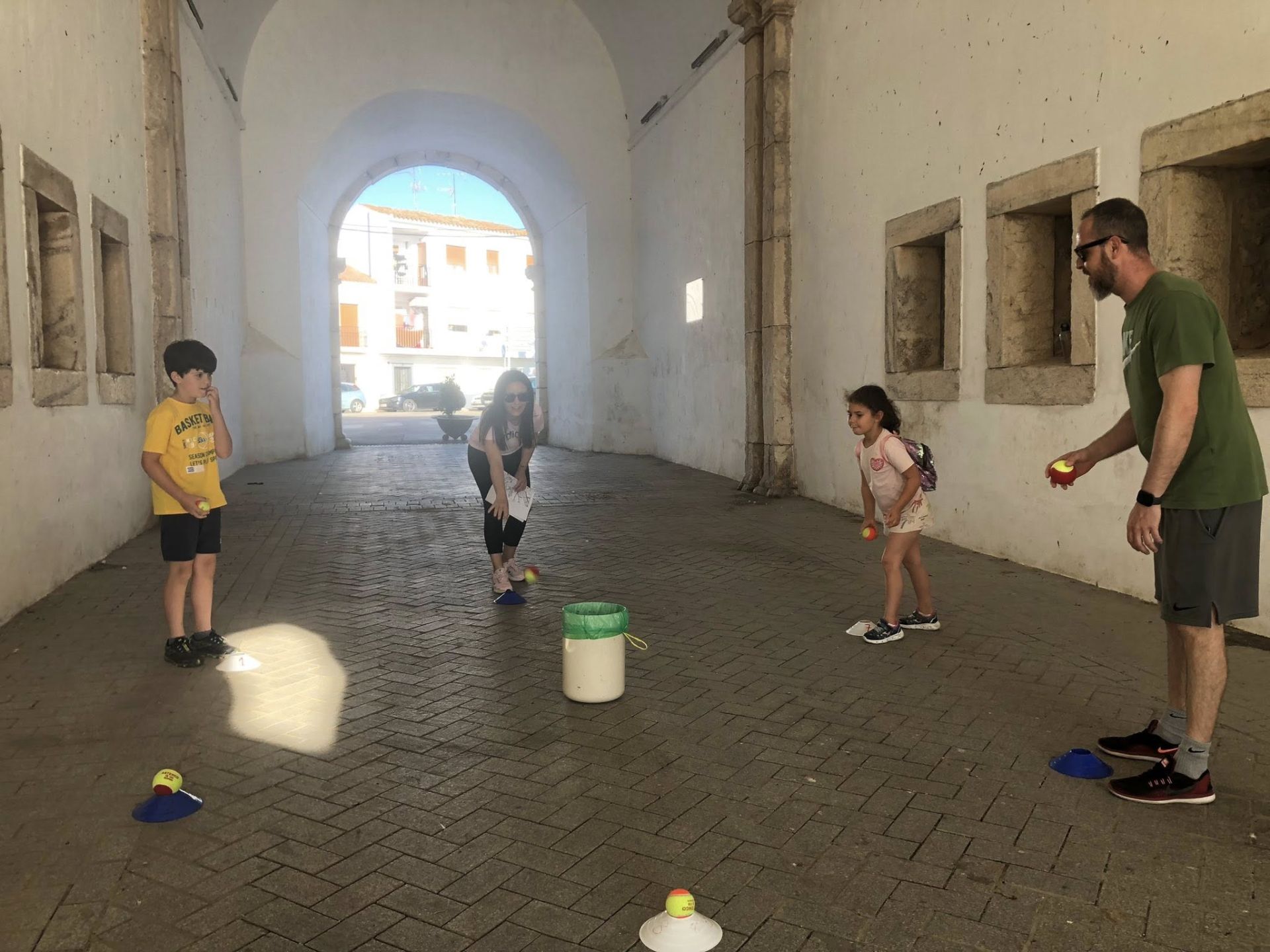 Unas cien personas disfrutan de la Gymkana Familiar en diferentes espacios
