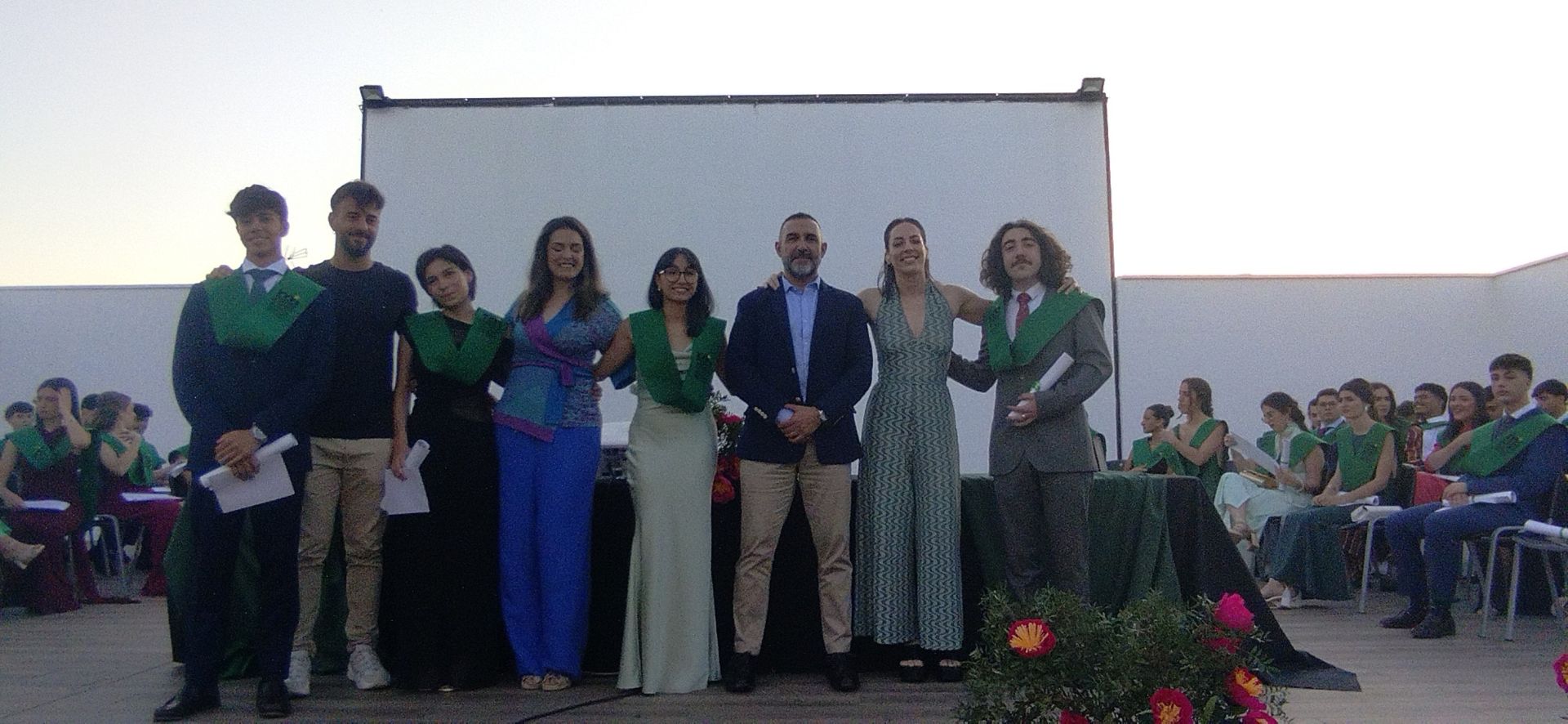 El alumnado del IES Puente Ajuda celebra su graduación de Bachillerato