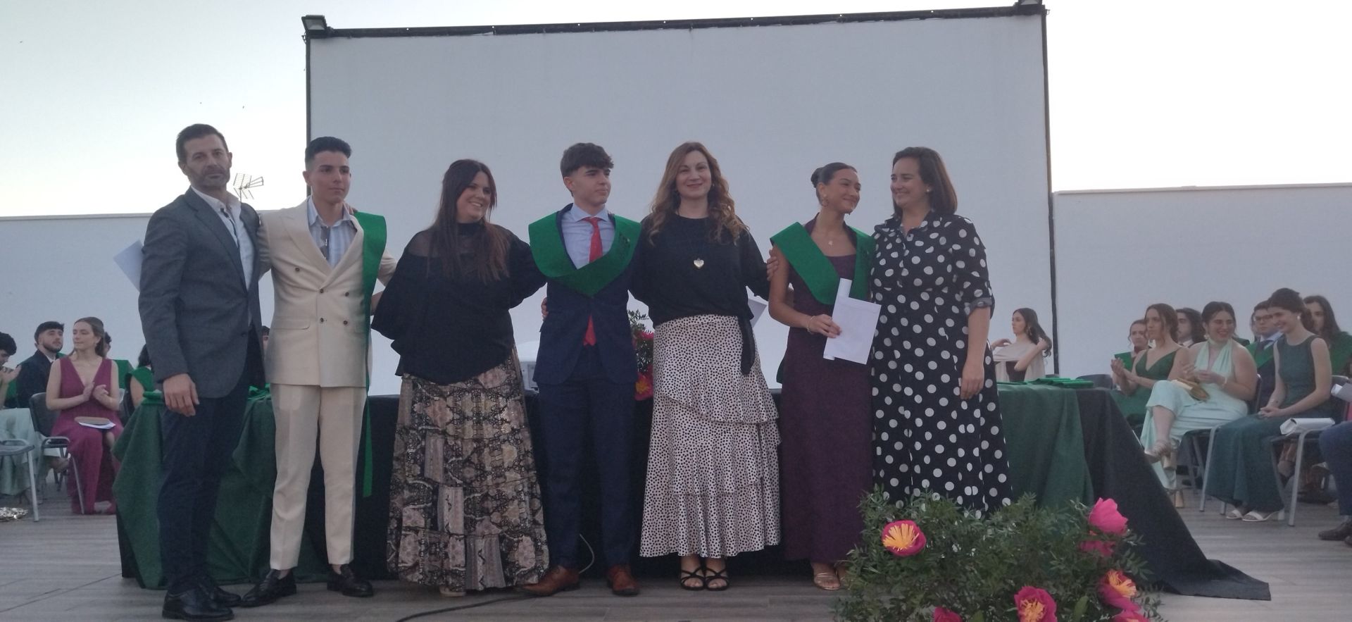 El alumnado del IES Puente Ajuda celebra su graduación de Bachillerato