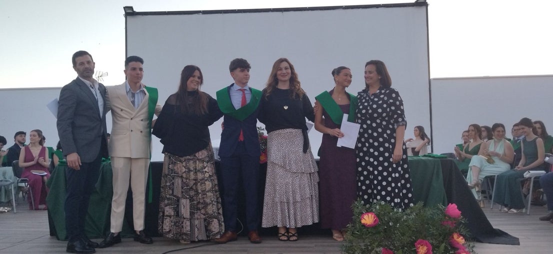 El alumnado del IES Puente Ajuda celebra su graduación de Bachillerato