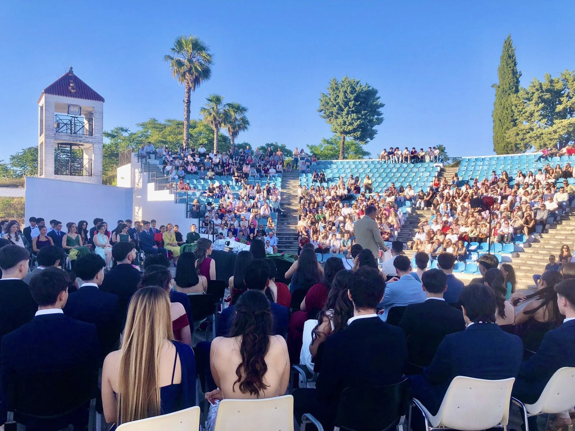 El alumnado del IES Puente Ajuda celebra su graduación de Bachillerato
