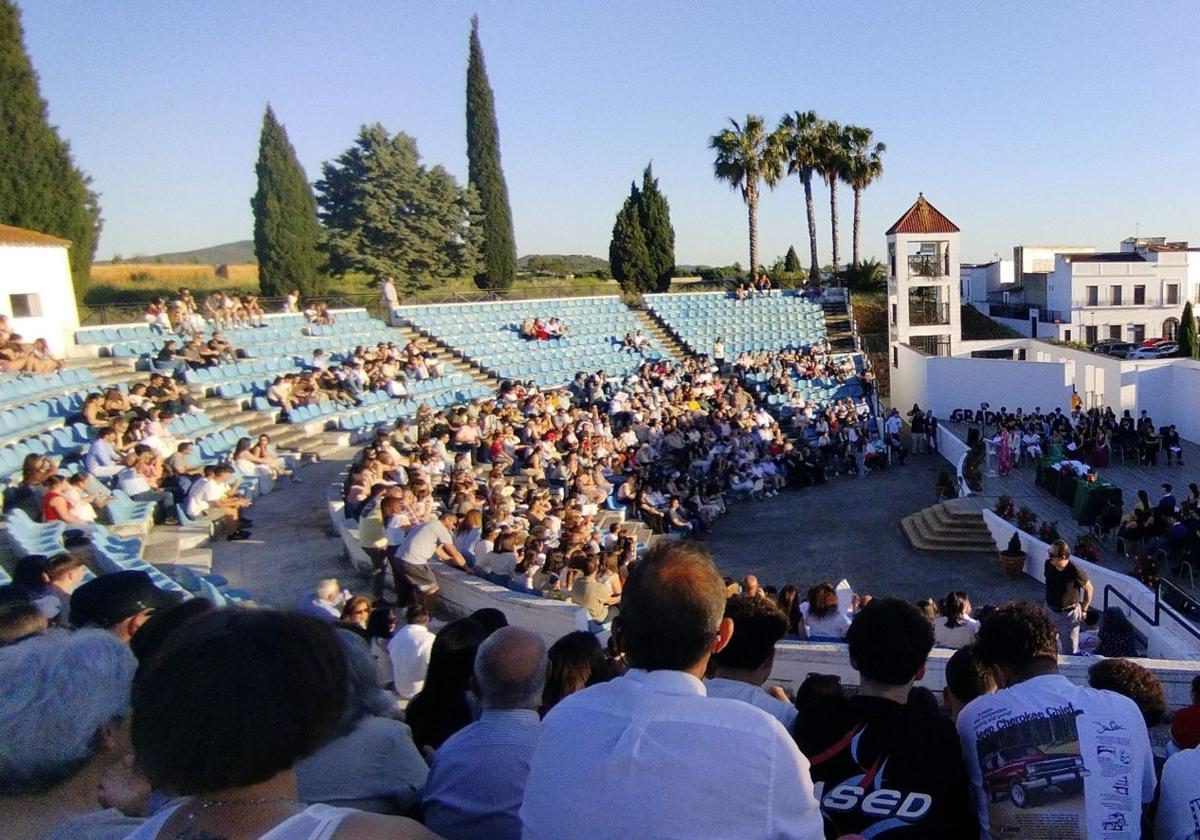 El alumnado del IES Puente Ajuda celebra su graduación de Bachillerato