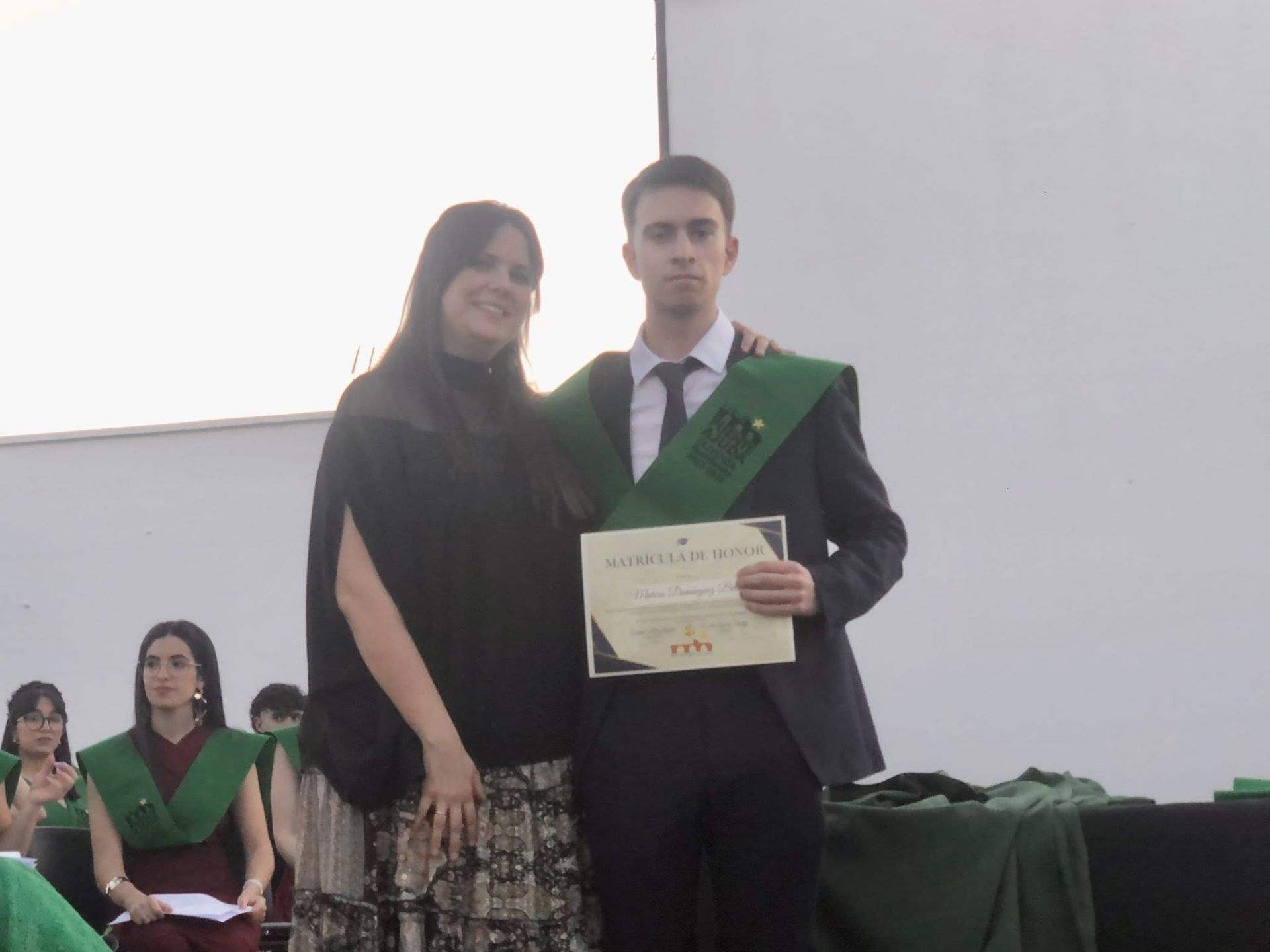 El alumnado del IES Puente Ajuda celebra su graduación de Bachillerato