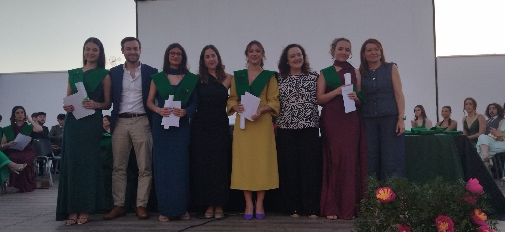 El alumnado del IES Puente Ajuda celebra su graduación de Bachillerato