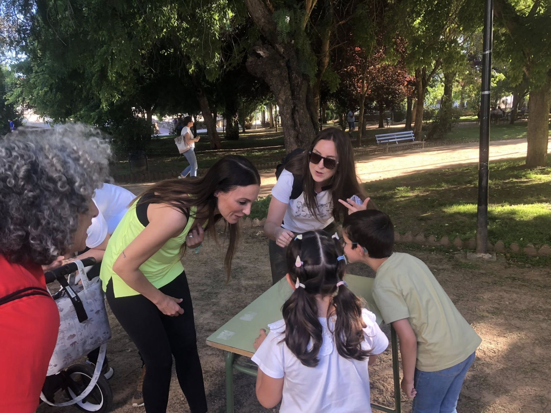 Unas cien personas disfrutan de la Gymkana Familiar en diferentes espacios