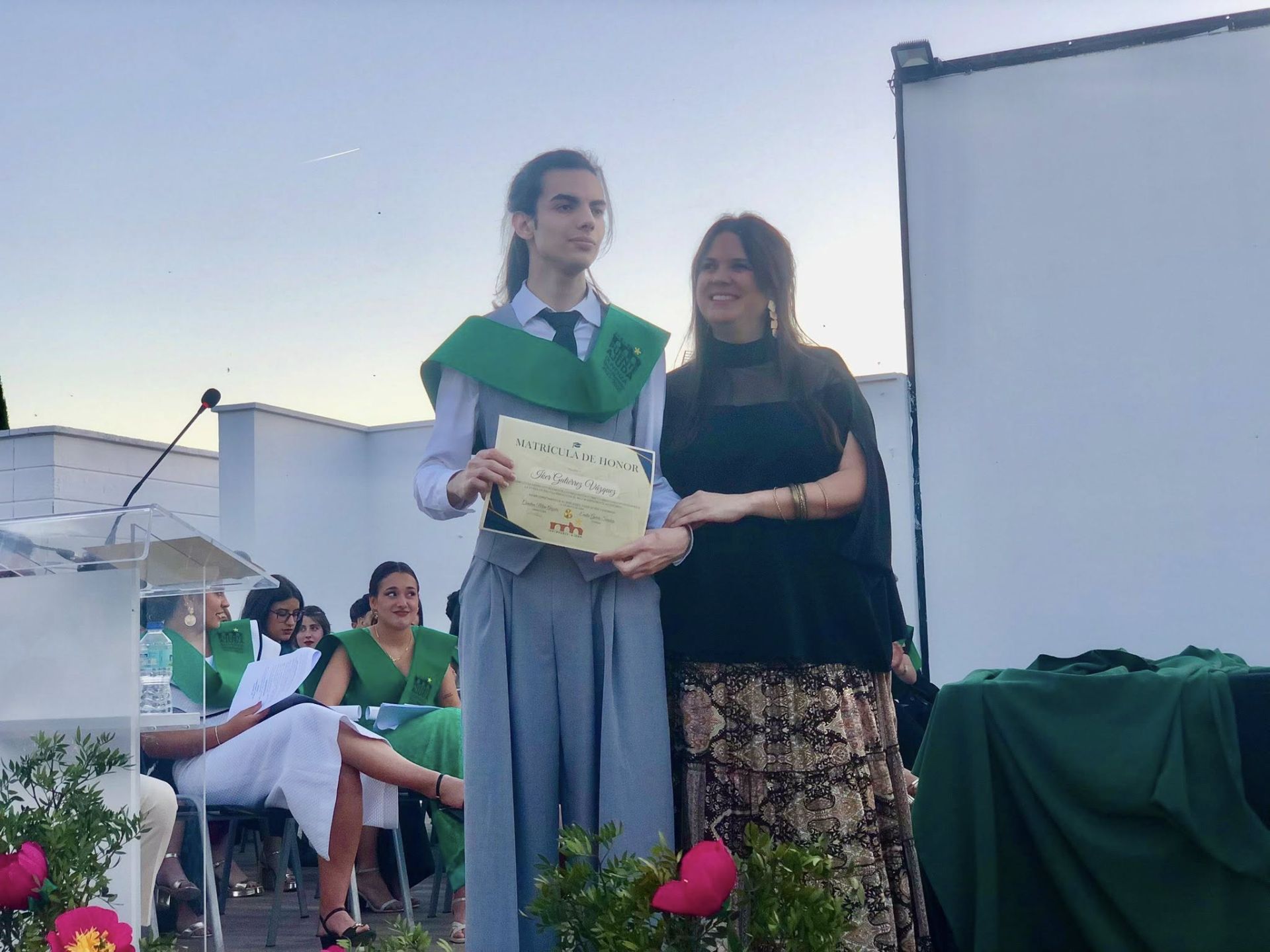 El alumnado del IES Puente Ajuda celebra su graduación de Bachillerato