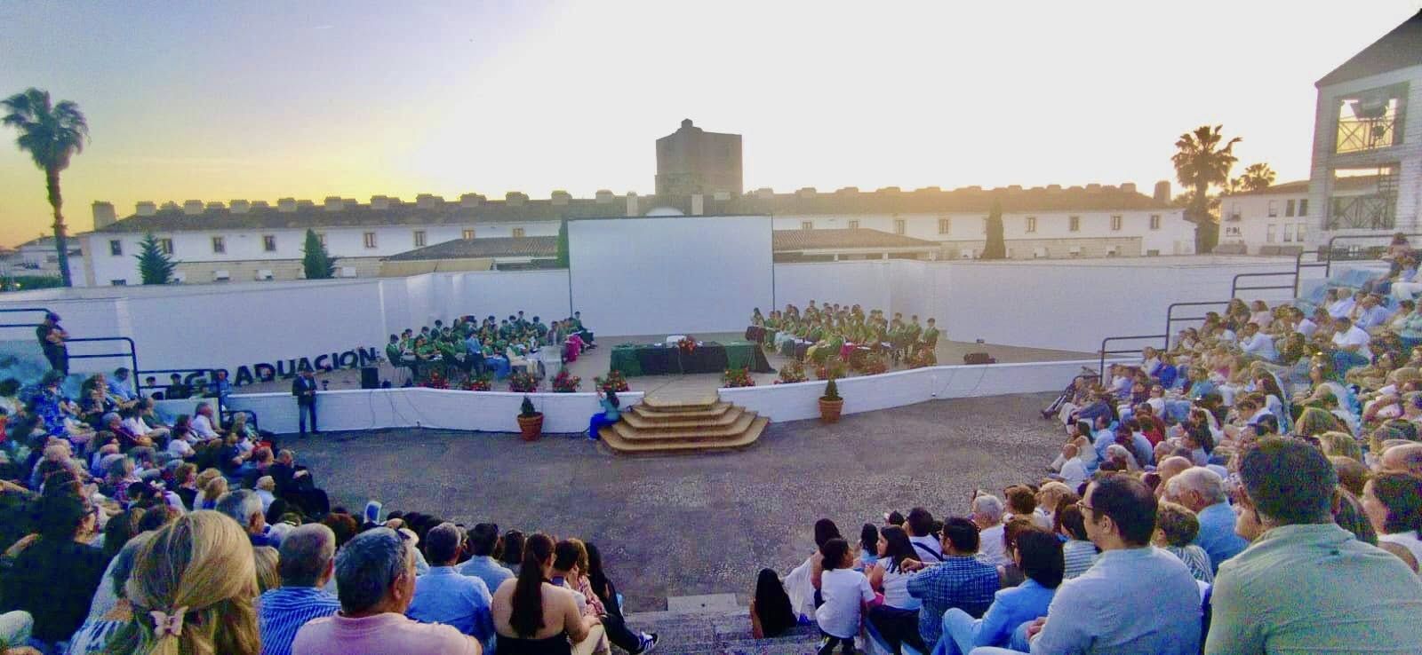 El alumnado del IES Puente Ajuda celebra su graduación de Bachillerato