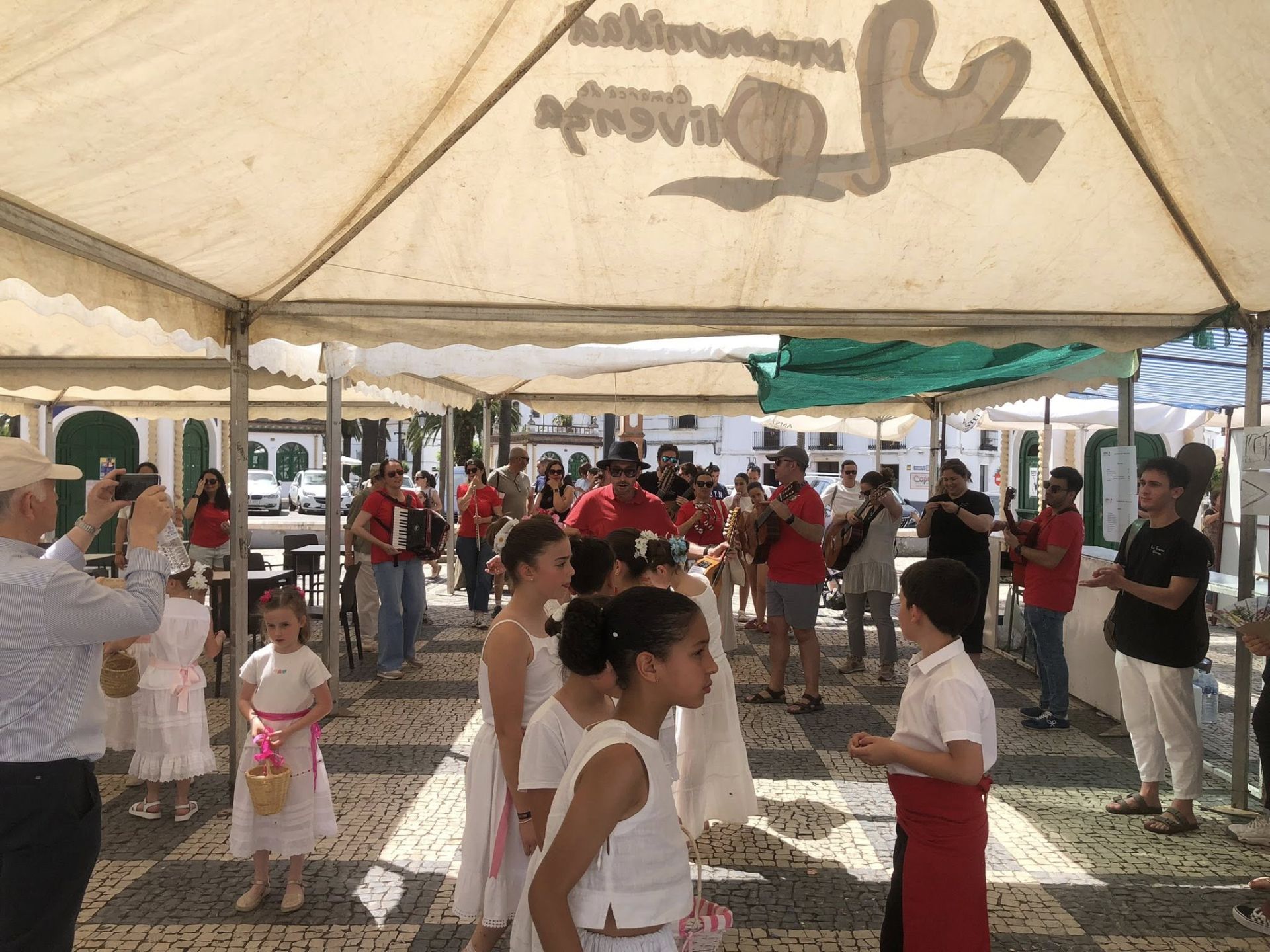 Un año más la tradición de La Maya alegró las calles de Olivenza