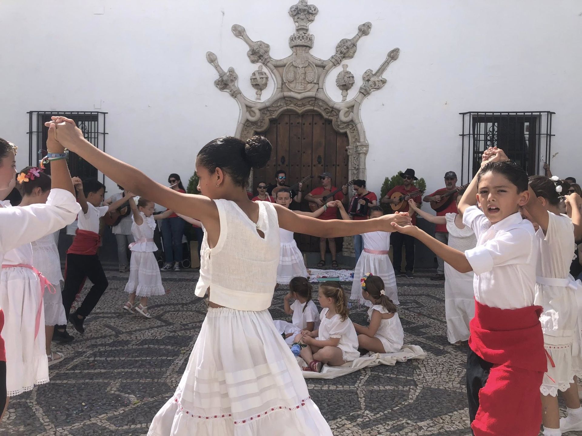 Un año más la tradición de La Maya alegró las calles de Olivenza