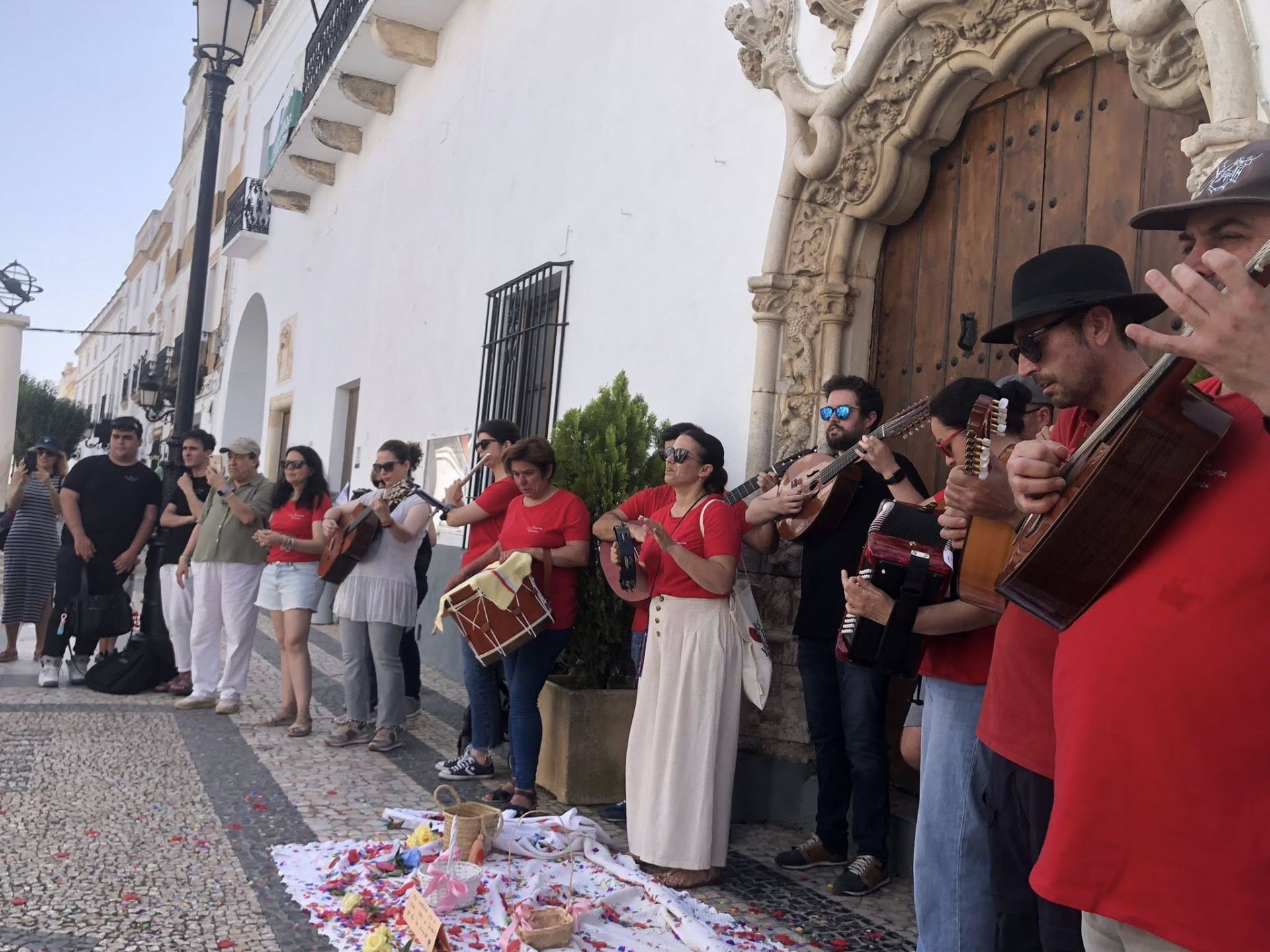 Un año más la tradición de La Maya alegró las calles de Olivenza