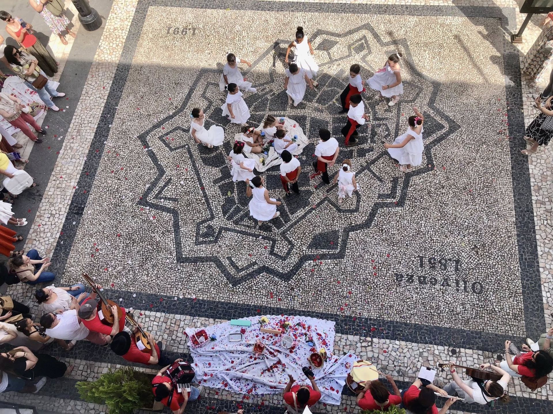 Un año más la tradición de La Maya alegró las calles de Olivenza