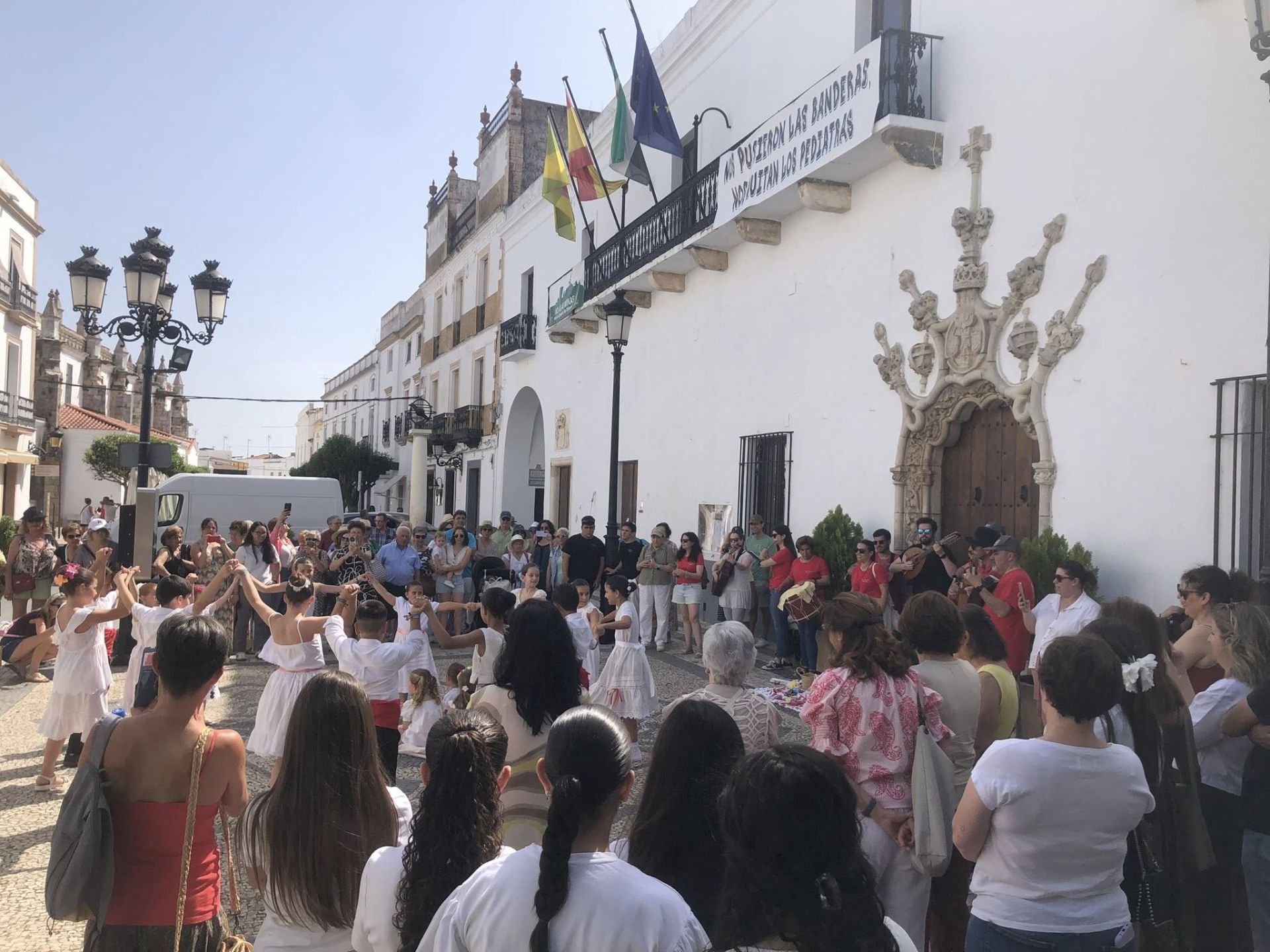 Un año más la tradición de La Maya alegró las calles de Olivenza