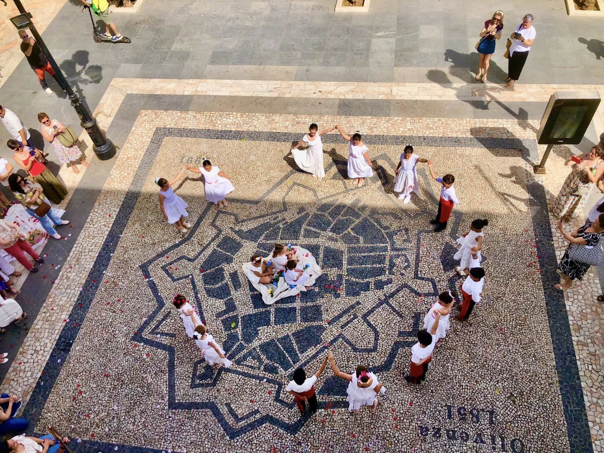 Un año más la tradición de La Maya alegró las calles de Olivenza