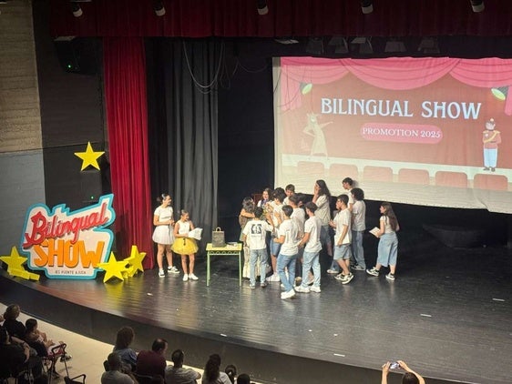 Más de un centenar de estudiantes del Puente Ajuda participan en el Bilingual Show