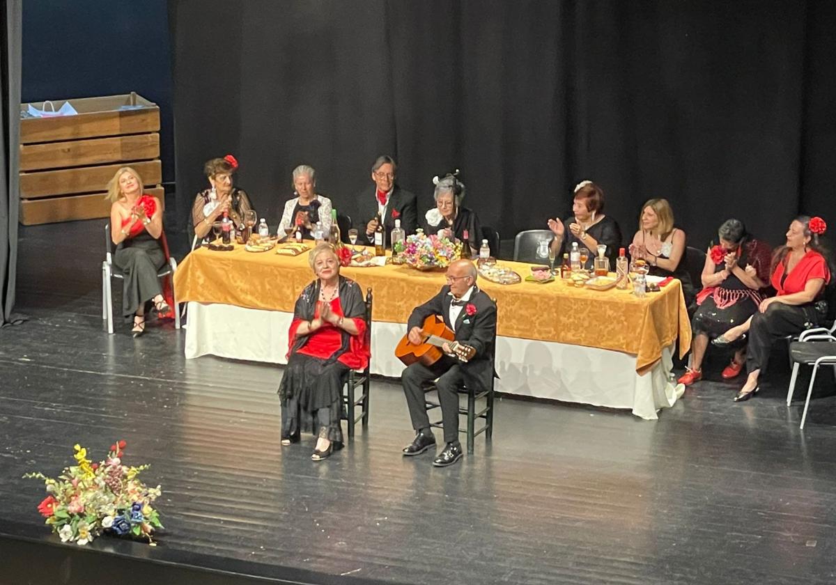 El grupo de teatro del Centro de Mayores derrochó arte con su 'Juerga Flamenca'