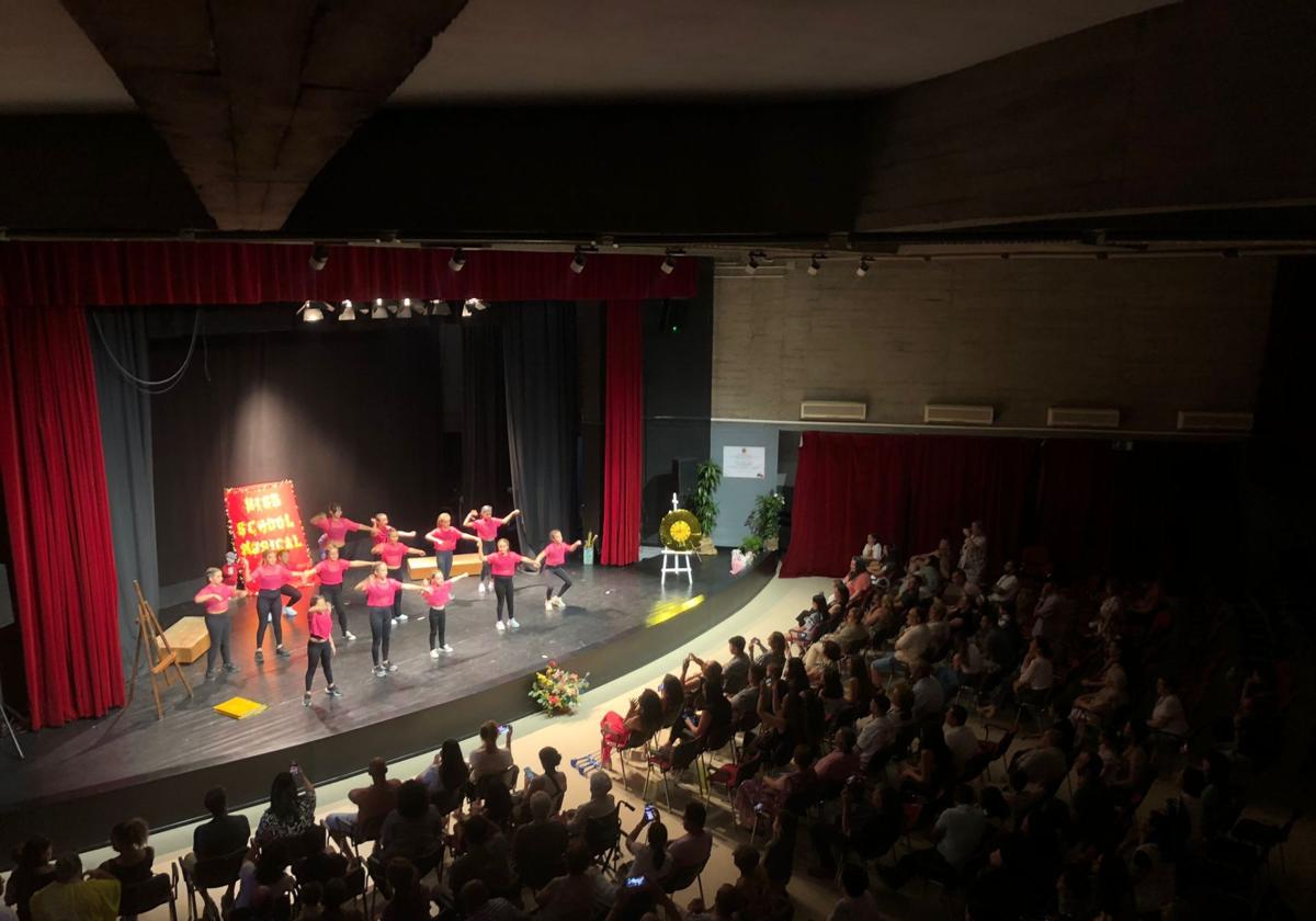 El grupo de Danza Urbana y Fusión muestra sus avances en su última actuación