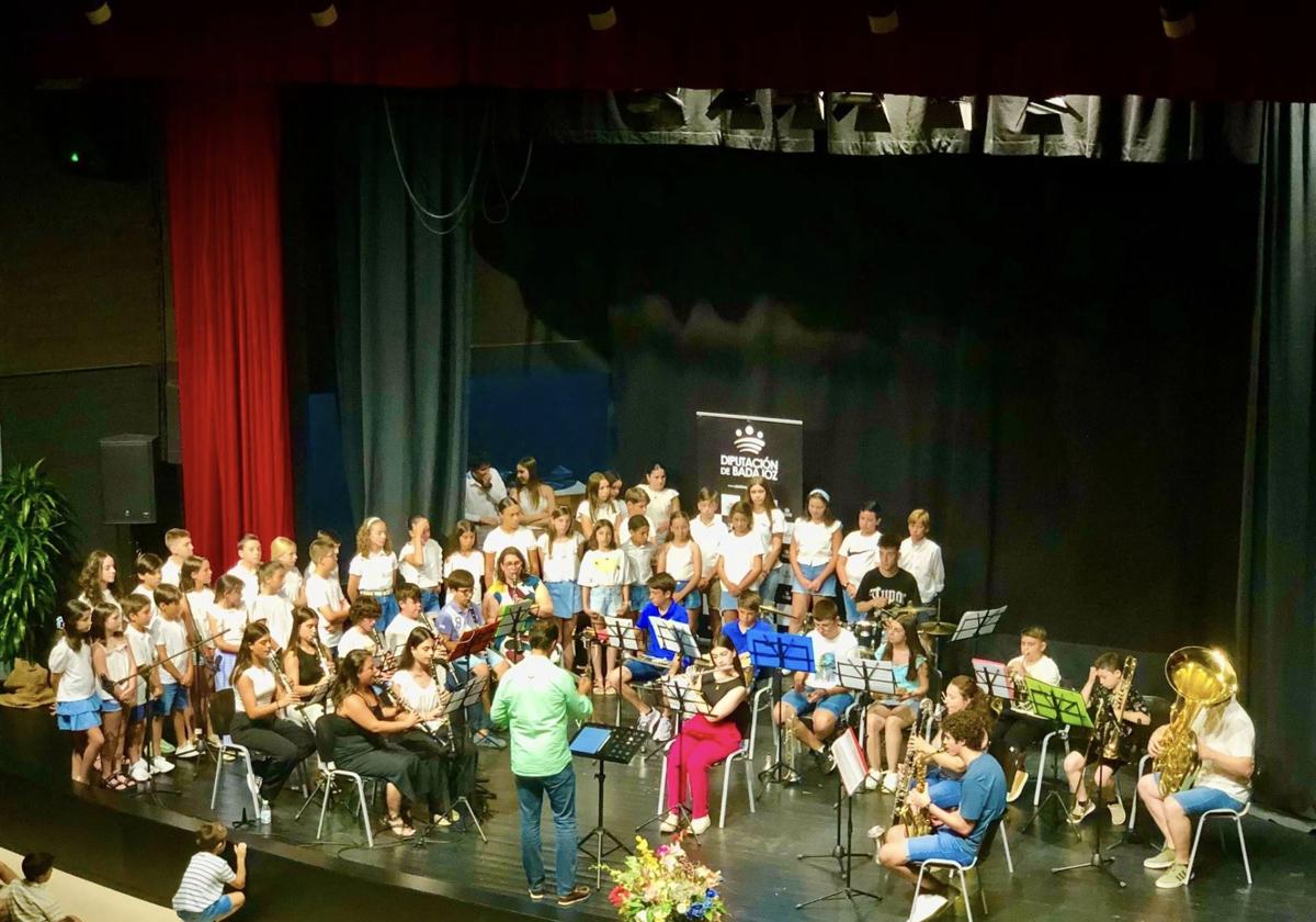El alumnado de la Escuela Municipal de Música demuestra su talento en el concierto de clausura