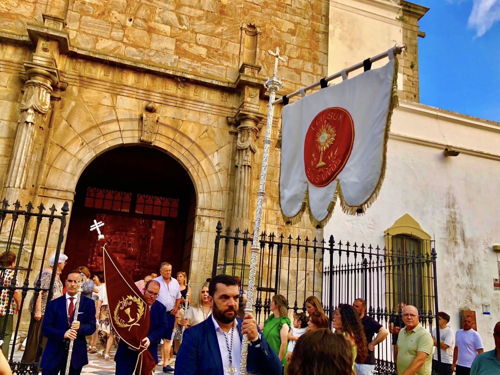 1.800 kilos de sal de colores engalanaron el corazón de Olivenza por el Corpus Christi