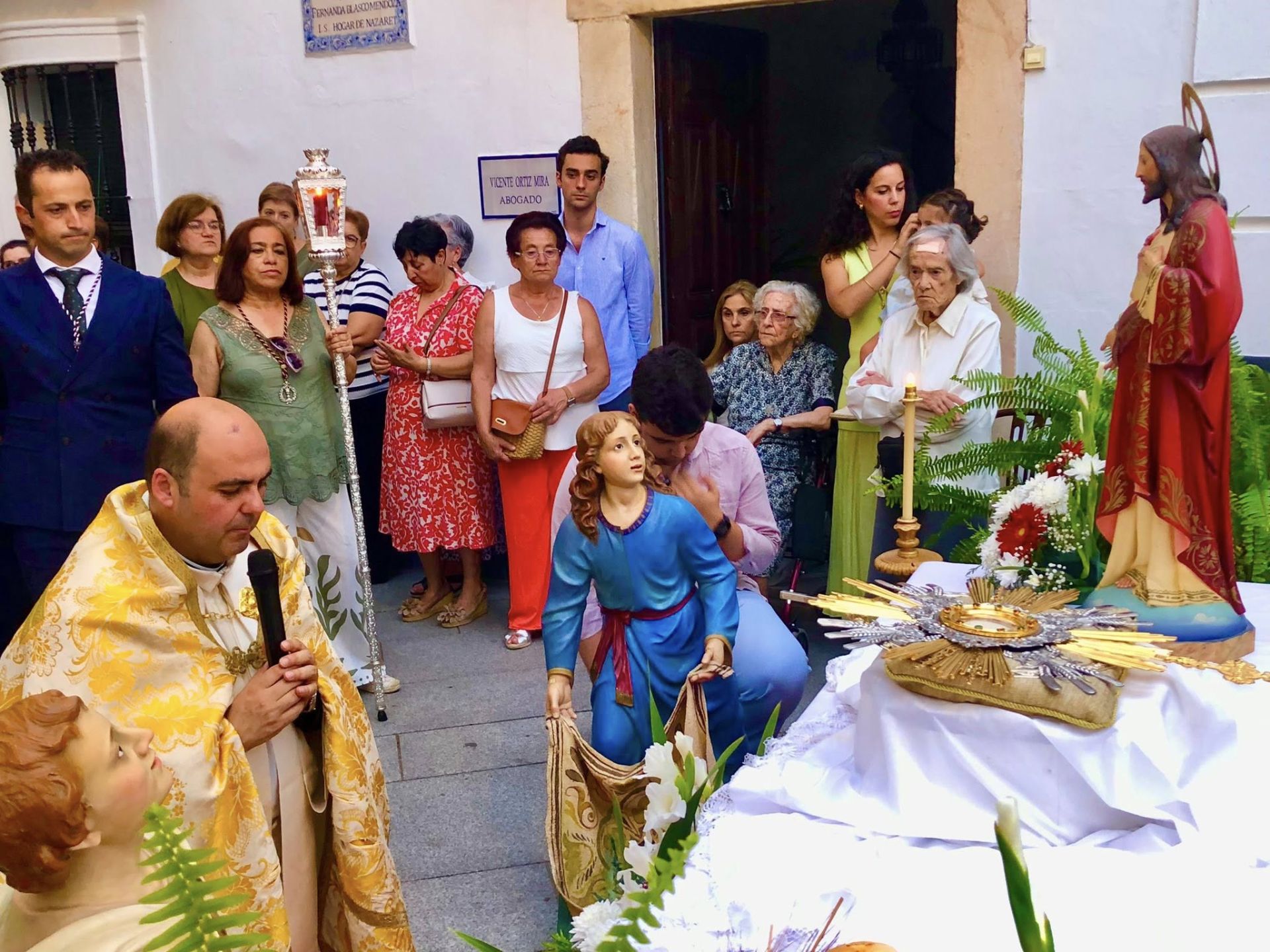 1.800 kilos de sal de colores engalanaron el corazón de Olivenza por el Corpus Christi