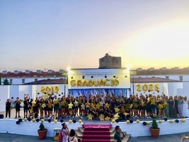 Ambiente festivo en la graducación de primaria.
