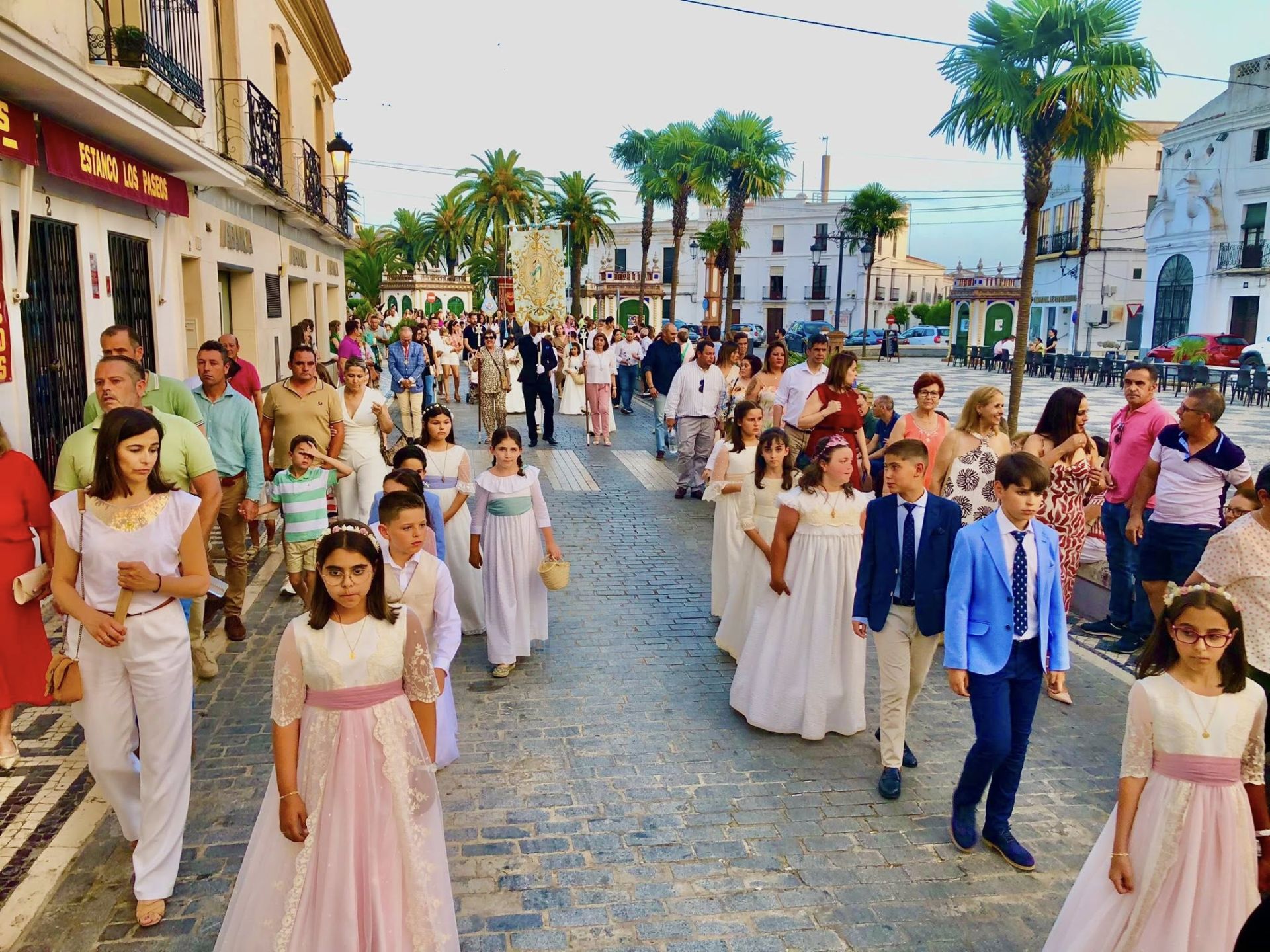 1.800 kilos de sal de colores engalanaron el corazón de Olivenza por el Corpus Christi