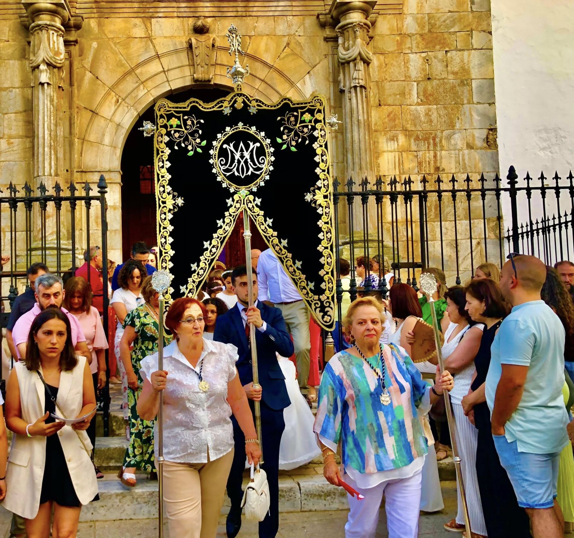 1.800 kilos de sal de colores engalanaron el corazón de Olivenza por el Corpus Christi