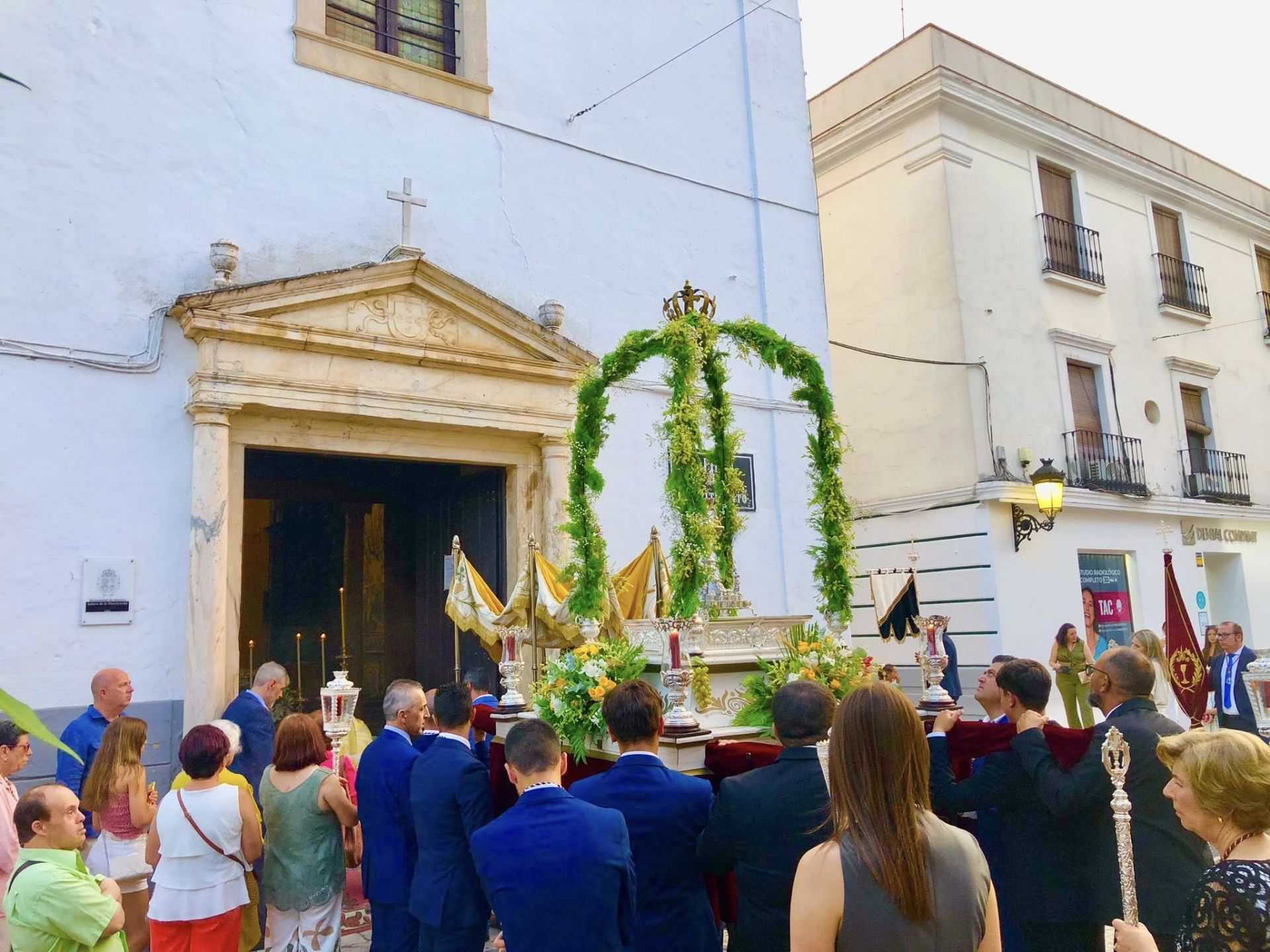1.800 kilos de sal de colores engalanaron el corazón de Olivenza por el Corpus Christi