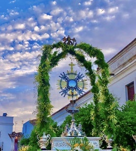 1.800 kilos de sal de colores engalanaron el corazón de Olivenza por el Corpus Christi
