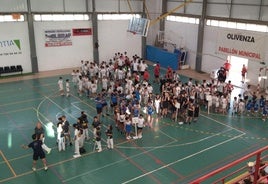 El pabellón aglutinó a los jovenes deportistas oliventinos.