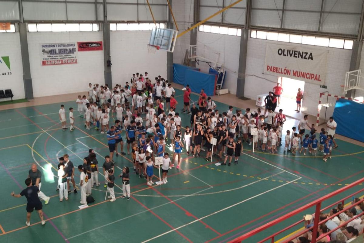 El pabellón aglutinó a los jovenes deportistas oliventinos.