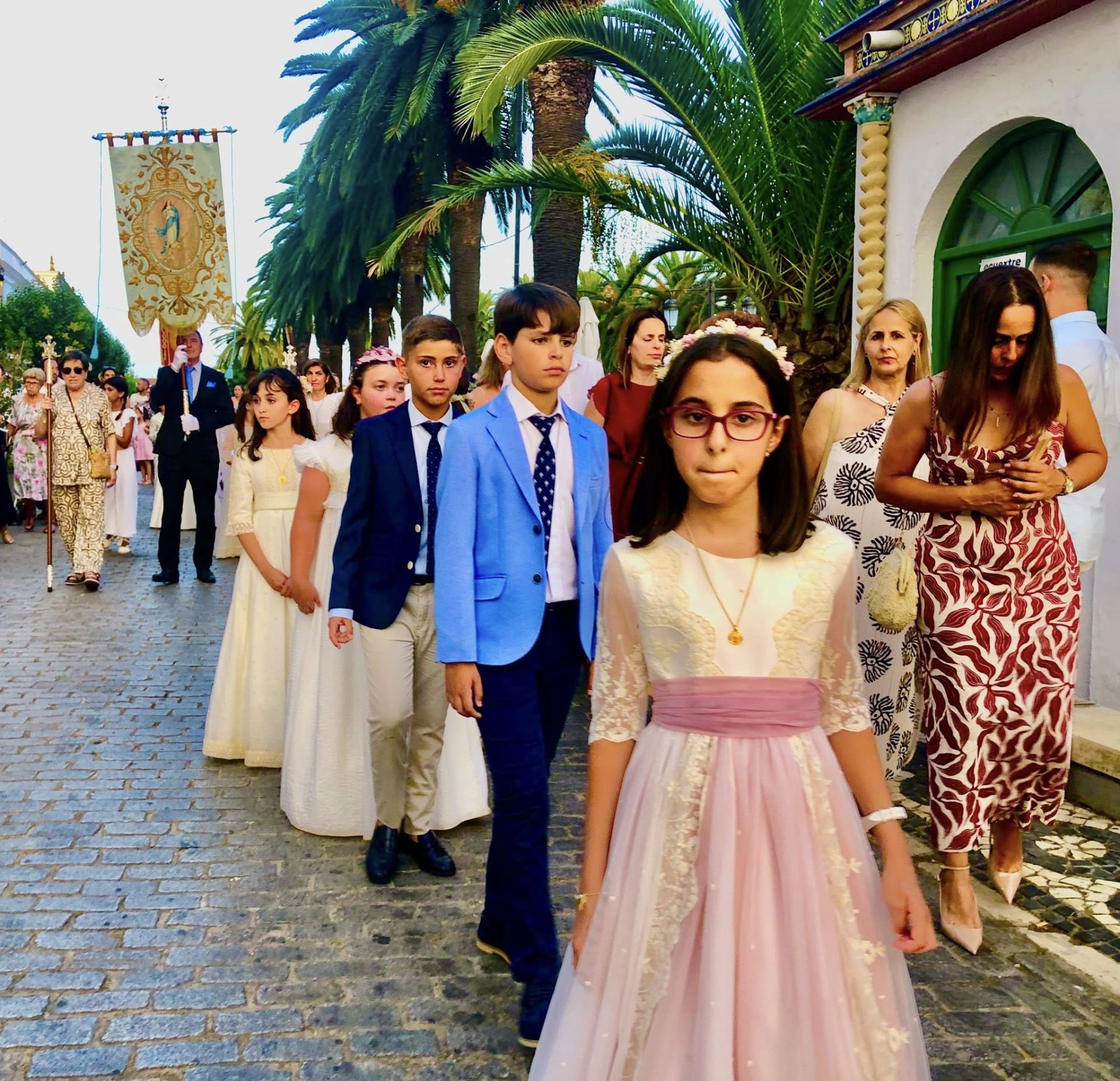 1.800 kilos de sal de colores engalanaron el corazón de Olivenza por el Corpus Christi