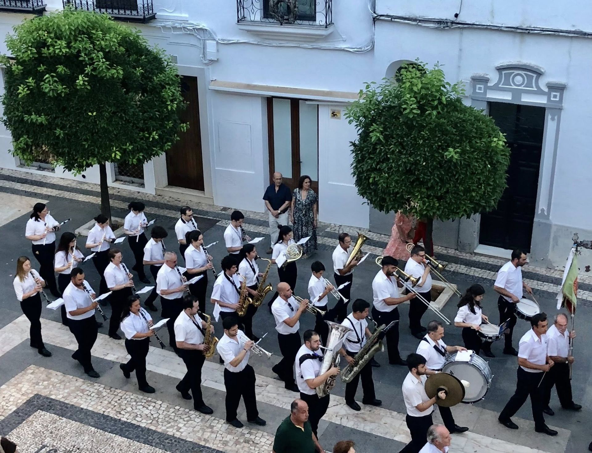 1.800 kilos de sal de colores engalanaron el corazón de Olivenza por el Corpus Christi