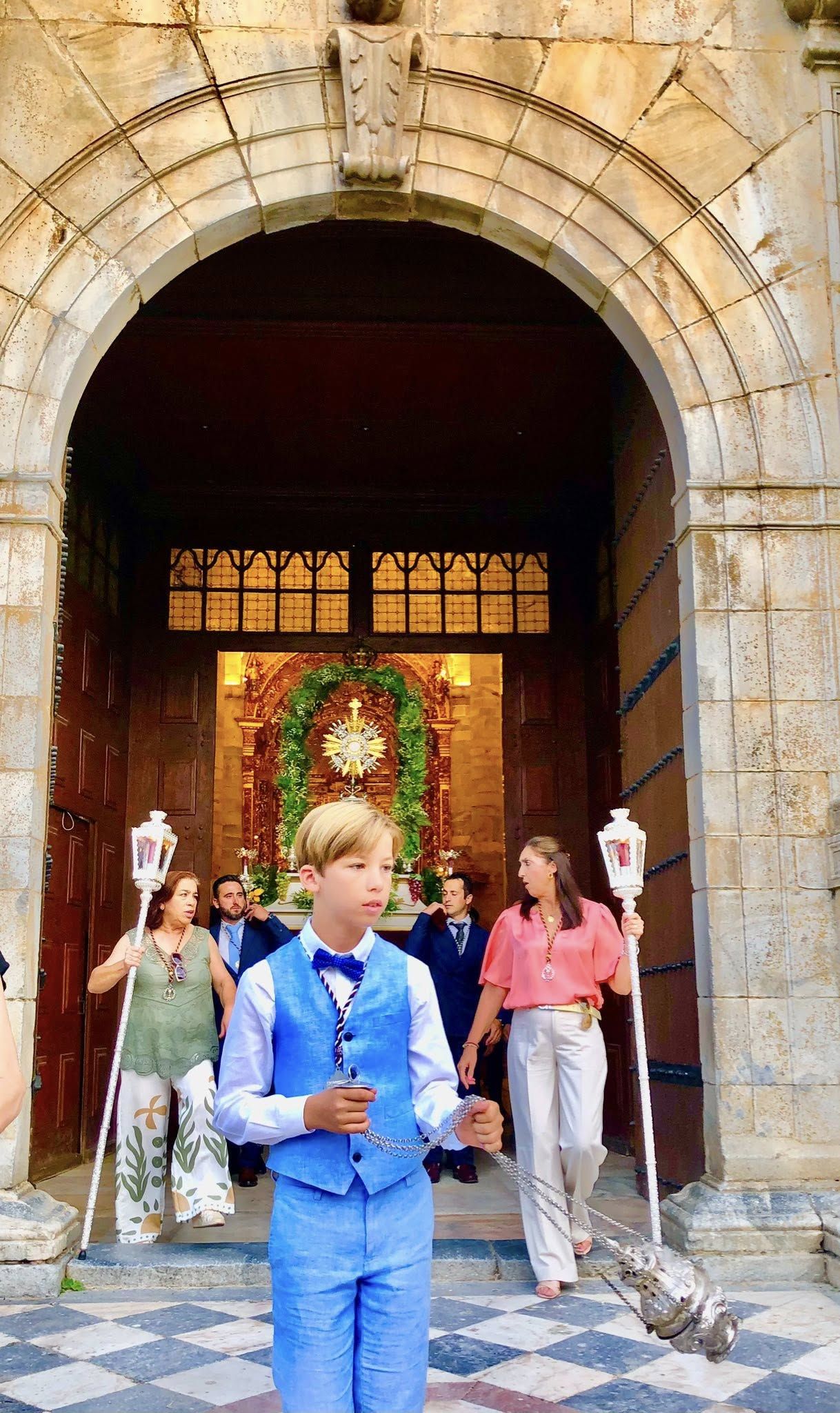 1.800 kilos de sal de colores engalanaron el corazón de Olivenza por el Corpus Christi